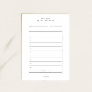 Peut inclure: Une feuille de test d'orthographe en papier blanc avec du texte et des lignes noirs. L'en-tête indique WEEKLY WORDS SPELLING TEST, suivi de lignes pour NAME et DATE. Elle comprend une liste numérotée de 1 à 10 et une section SCORE: / 10.