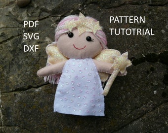 Könnte beinhalten: Eine rosa-weiße Feenpuppe mit einem Stern auf dem Kopf und einem glitzernden Zauberstab. Die Puppe hält den Zauberstab in ihrer rechten Hand. Die Puppe sitzt auf einem Stein. Der Text "PATTERN TUTORIAL" steht über der Puppe.