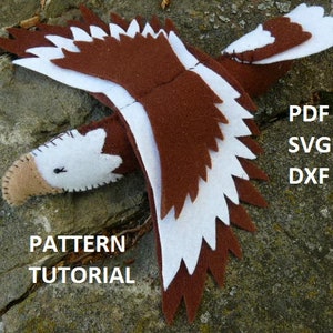 Puede incluir: Un águila de fieltro marrón y blanco con pico y ojos. El águila está en posición de vuelo con las alas extendidas. El texto "PATTERN TUTORIAL" está debajo del águila. El texto "PDF SVG DXF" está a la derecha de la imagen.