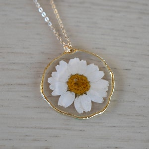Real Flower Necklace/ Real Daisy Necklace / Botanical Jewelry / Flower Resin Necklace / Nature Necklace / Pressed Flower / Daisy Flower