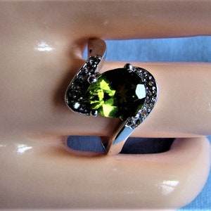 Stunning Pear-Shaped Peridot Solitaire Ring in Sterling Silver with Accent White Topaz. August Birthstone. Size P 1/2 (UK) 8 (US)