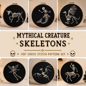 Op de afbeelding: Een set van zes ronde borduurringen met zwarte stof en witte kruissteek-skeletten van mythische wezens, waaronder een eenhoorn, zeemeermin, griffioen, fee, draak en centaur. De tekst luidt: MYTHICAL CREATURE SKELETONS PDF CROSS STITCH PATTERN SET.