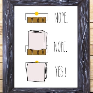 K&ouml;nnte beinhalten: Eine humorvolle Illustration mit drei Toilettenpapierrollen, die die richtige und die falsche Art zeigen, Toilettenpapier aufzuh&auml;ngen. Der Text lautet "NOPE." "NOPE." und "YES!"