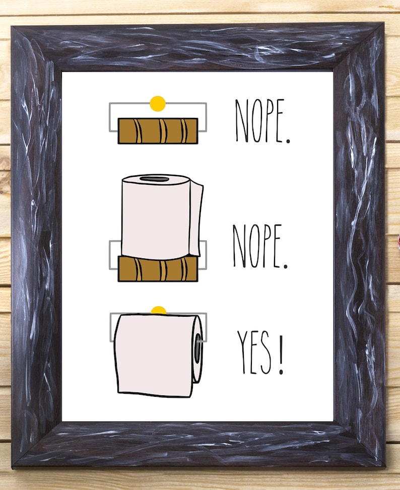 K&ouml;nnte beinhalten: Eine humorvolle Illustration mit drei Toilettenpapierrollen, die die richtige und die falsche Art zeigen, Toilettenpapier aufzuh&auml;ngen. Der Text lautet "NOPE." "NOPE." und "YES!"