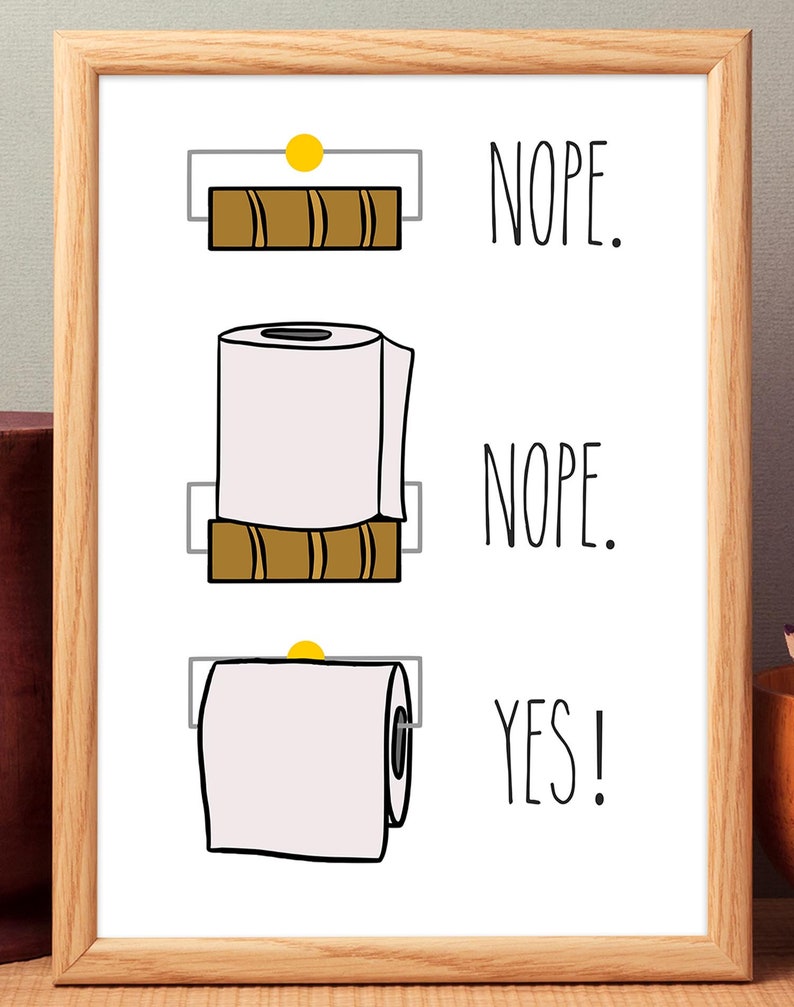 K&ouml;nnte beinhalten: Eine humorvolle Illustration mit drei verschiedenen M&ouml;glichkeiten, Toilettenpapier aufzuh&auml;ngen. Die ersten beiden sind mit "NOPE" beschriftet und die letzte mit "YES!"