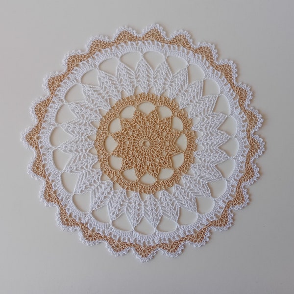 Napperon rond au crochet en coton fin blanc et beige , déco bohème , napperon pour table basse , décoration au crochet , fait main