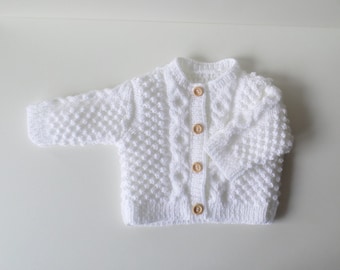 Gilet bébé 1 mois tricoté main en acrylique blanc , vêtement tricot naissance , gilet naissance fille , gilet naissance garçon