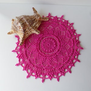 Rosa Häkeldeckchen, handgemachte Dekoration, Tischmitte, modernes Deckchen, originelles handgemachtes Geschenk,