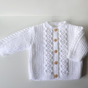 Puede incluir: Un juego de tres tazas de cerámica con un acabado moteado y mate. Las tazas son de color crema, gris claro y gris oscuro. Cada taza tiene un diseño simple y minimalista.