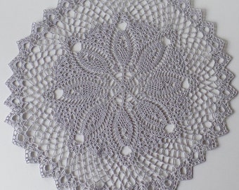 Napperon rond au crochet en coton gris ,napperon de 31 cm fait au crochet très fin , cadeau pour elle , centre de table