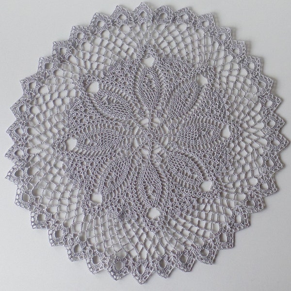 Napperon rond au crochet en coton gris ,napperon de 31 cm fait au crochet très fin , cadeau pour elle , centre de table