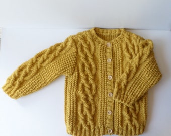 Gilet enfant fait main  2 ans en acrylique , cardigan tricoté main , gilet jaune moutarde , tricot enfant fait main , veste tricot