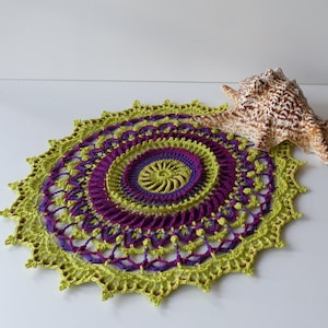 Handgefertigtes Häkeldeckchen, Mittelstück, modernes Deckchen, originelles handgemachtes Geschenk, Weihnachtsgeschenk, 27 cm Deckchen
