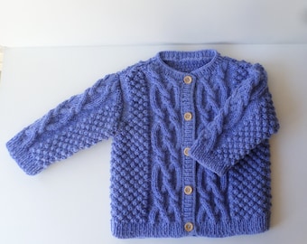 Gilet bébé  tricoté main, gilet 1 an fait main , cadeau de naissance , cardigan bleu en acrylique , tricot fait main , gilet torsades bleu