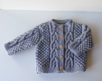 Gilet bébé 3 mois fait main en acrylique gris , vêtement bébé tricoté main, cardigan bébé , tricot fait main , cadeau de naissance