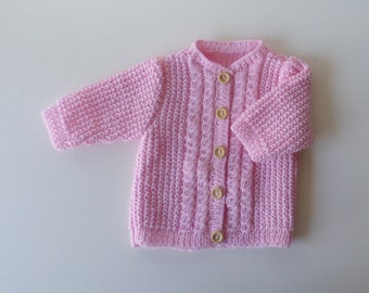 Gilet naissance en laine mérinos , gilet bébé tricoté main , tricot bébé fait main , cadeau de naissance , cardigan 1 mois , gilet rose