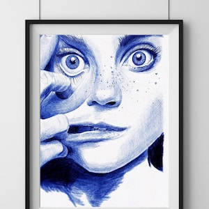 Peut inclure: Dessin au crayon bleu et blanc encadré d'un visage avec de grands yeux et des taches de rousseur. Les doigts de la personne touchent son visage. L'œuvre est dans un cadre noir.