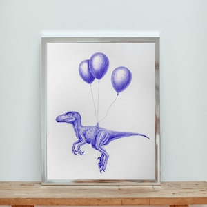 Peut inclure: Une impression d'art encadrée représentant un dessin à l'encre bleue d'un vélociraptor suspendu dans les airs par trois ballons bleus attachés à son corps. Le dinosaure est dessiné de profil, tourné vers la gauche, la queue étendue.