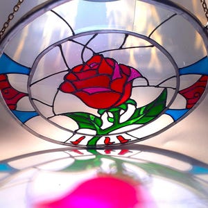 Belle en het beest Disney Stained Glass Rose geboortebloemenring juni cadeau leraar Suncatcher handbeschilderd raam personaliseren naam trots liefde
