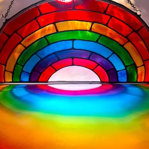Glasmalerei-Regenbogenfenster-Suncatcher Geschenk - Regenbogenbrücke - LGBTQ, Frühlingsblume, personalisierter Name Handmade-Peace Symbol Hope 3