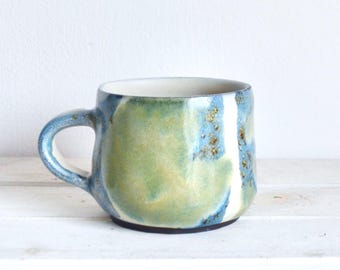 Ręcznie robiony porcelanowy kubek do kawy: abstrakcyjna ceramika w kolorze zielonym i niebieskim