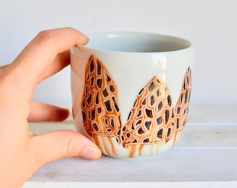 Ręcznie robiony kubek z gliny z grzybem smardzowym - niestandardowy kubek ceramiczny - sztuka i dekoracja natury - wzór lasu - porcelanowy kubek do kawy, ręcznie robiony