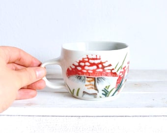 Ręcznie robiony porcelanowy kubek z grzybem - niestandardowy ceramiczny kubek - czerwone grzyby - unikatowy kubek do kawy