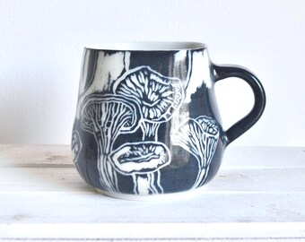 Ręcznie robiony kubek porcelanowy: Dzikie grzyby, sztuka leśna, ceramika
