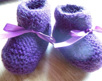 Chaussons bébé en tricot différent couleur