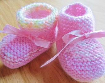 Chaussons bébé en tricot différent couleur