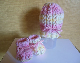 Ensemble bébé chaussons bonnet  en tricot plusieurs coloris