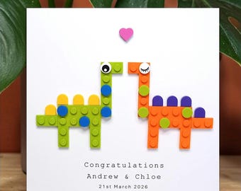 Tarjeta personalizada de aniversario de bodas con dinosaurios inspirada en Lego. Diseño original hecho a mano. Recuerdo de boda. Amor.