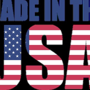 Op de afbeelding: Made in the USA afbeelding met rode en witte strepen en blauwe sterren. De letters zijn wit omrand.