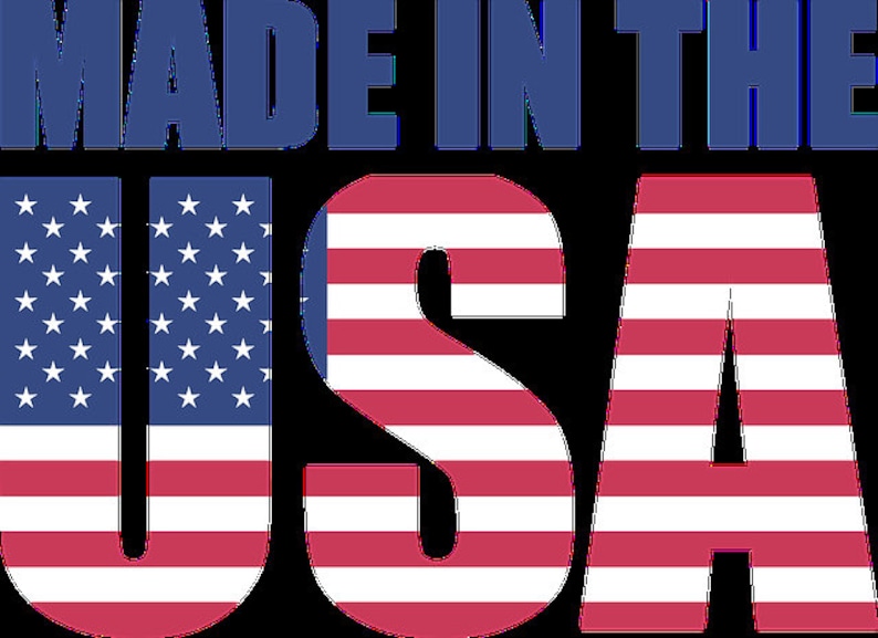 Op de afbeelding: Made in the USA afbeelding met rode en witte strepen en blauwe sterren. De letters zijn wit omrand.