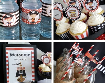Op de afbeelding: Een piraten-thema feesttafel met rood-zwarte gestreepte tafelkleden, waterflessen met piraten-thema labels, cupcakes met piraten-thema toppers en een bord met de tekst "Welkom aan boord".