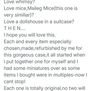 Op de afbeelding: Tekst van een Etsy-advertentie voor miniatuur muizenpoppen en poppenhuizen. De beschrijving vermeldt Maileg-muizen en een poppenhuis in een koffer. De verkoper stelt dat elk item origineel is.