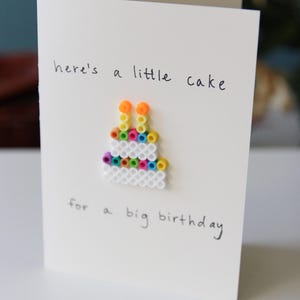 Tarjeta de cumpleaños con cuentas Perler de Tiny Cake: hecha a mano, única y linda