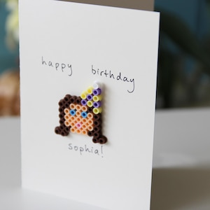Cartão de aniversário personalizado feito à mão com contas Perler; personalize as cores e o nome!