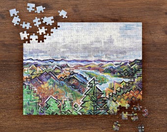 Può includere: Un puzzle parzialmente completato che rappresenta un paesaggio colorato con un lago e alberi. I pezzi del puzzle sono sparsi intorno ai bordi del puzzle.