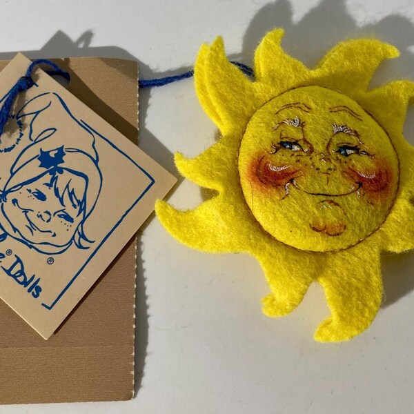 Escultura blanda vintage Annalee, broche de sol de 7,6 cm. Nuevo en embalaje original.
