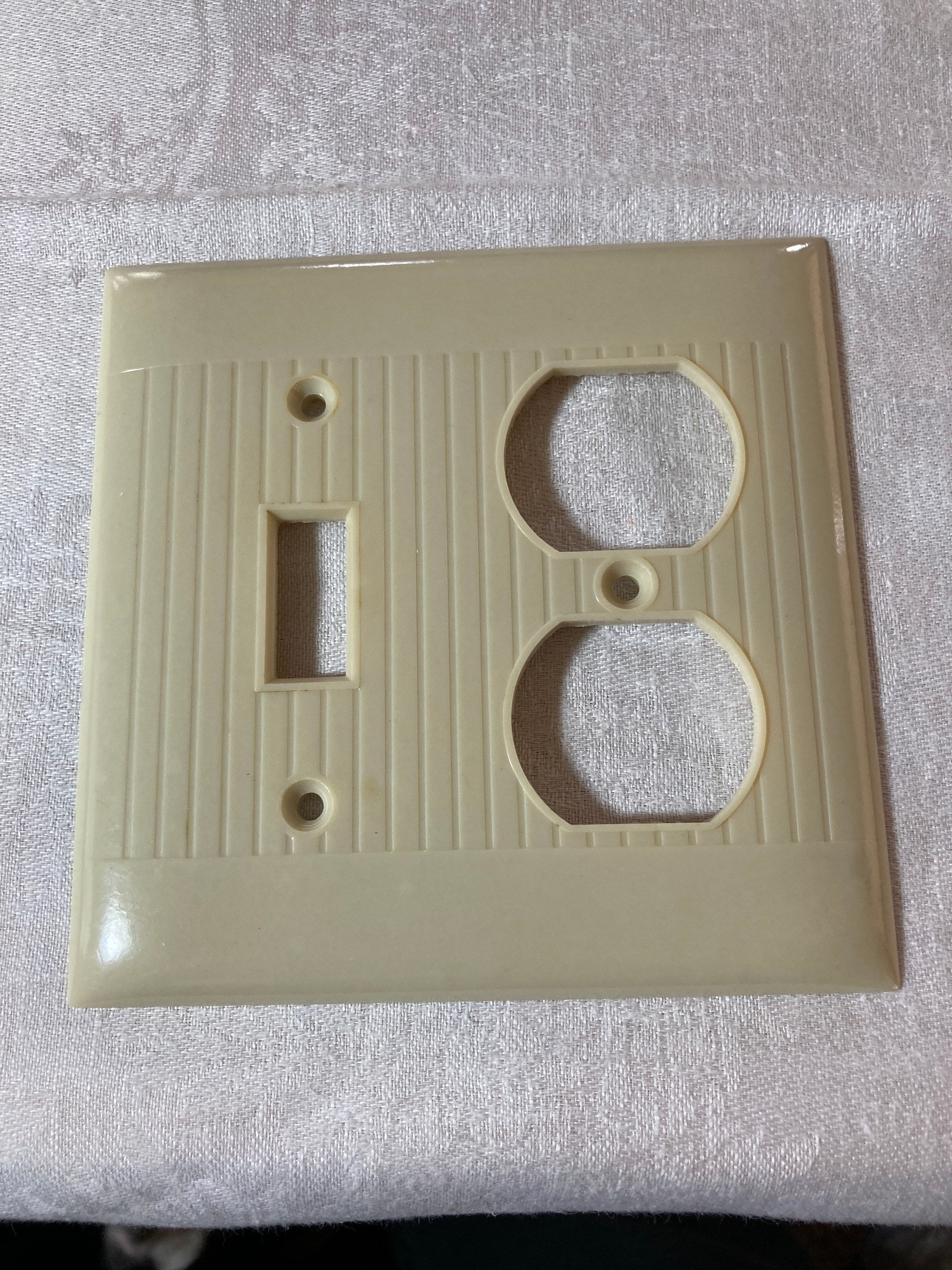 2 Vintage Sierra Electric Company Ivory Bakelite Ribbed Outlet Cover Plates 