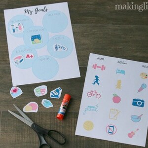 K&ouml;nnte beinhalten: Zwei Bl&auml;tter Papier mit den W&ouml;rtern "My Goals" und "Health, Self Care, Talents" aufgedruckt. Das "My Goals"-Blatt hat Kreise mit Symbolen. Das andere Blatt hat Symbole f&uuml;r Gesundheit, Selbstpflege und Talente. Es gibt Aufkleber, eine Schere und Klebstoff.