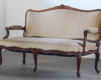 Sofá antiguo de estilo Luis XV del siglo XIX, francés.