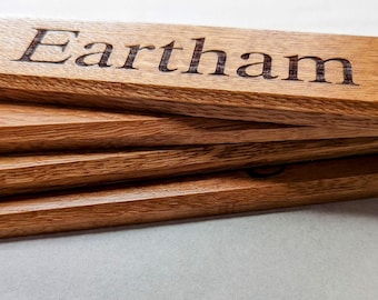 Letrero de roble grabado personalizado: letreros para puertas y placas para bancos disponibles en diferentes tamaños.