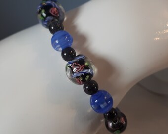 Pulsera elástica con cuentas de vidrio negro y azul