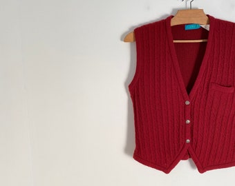 CACHAREL vintage sleeveless cardigan in brick red lambswool and with button down front, V neck collar and cable knitting / xs / s / 1990s