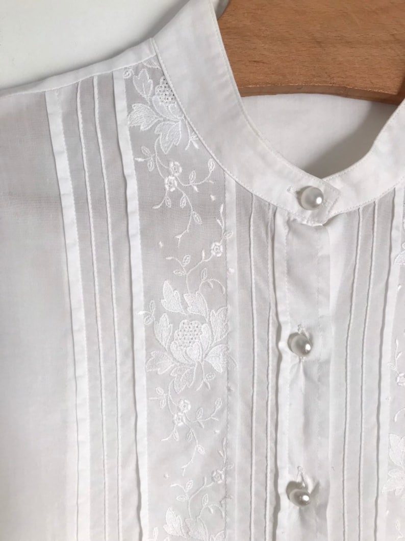 Vintage white embroidered short sleeve button down pin tuck tunic blouse with floral patterns and mock neck collar s m 1970s