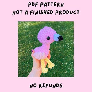 Op de afbeelding: Een roze en gele gehaakte flamingo amigurumi speelgoed. PDF-patroon - Geen afgewerkt product. Geen restitutie.