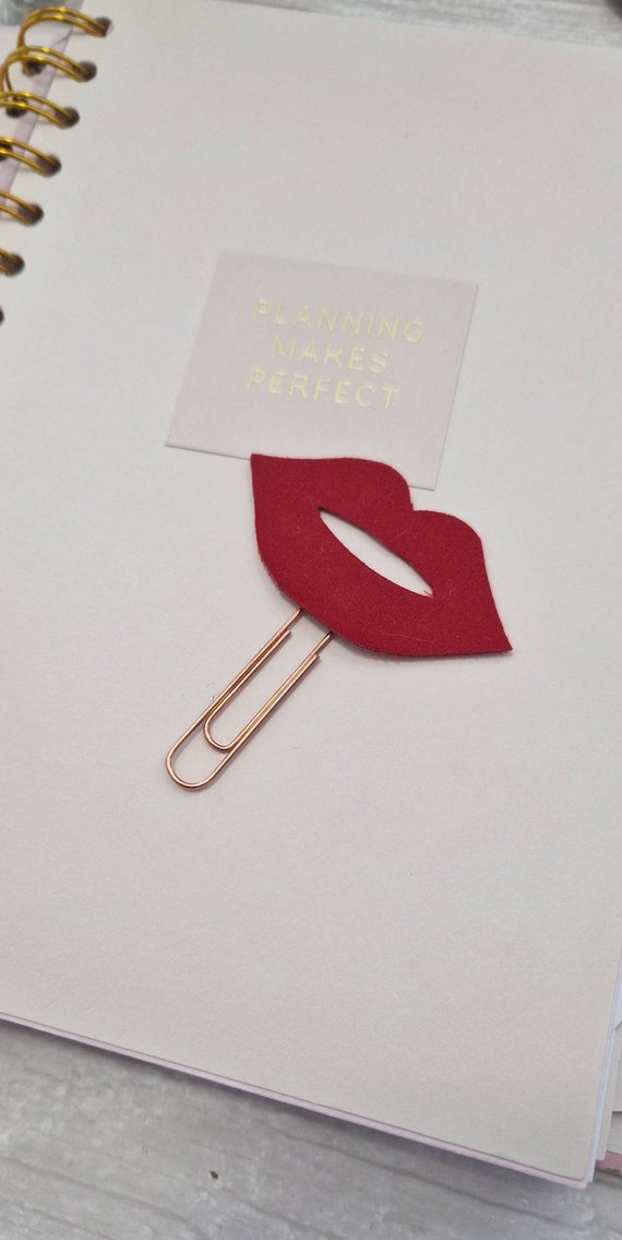 kiss paper clip