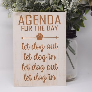 Agenda del día, dejar salir al perro, dejar entrar al perro, dejar salir al perro, dejar entrar al perro 5x7, 8x12, 10x15, 15x22, 20x30, 24x36 Signo de madera grabada imagen 1